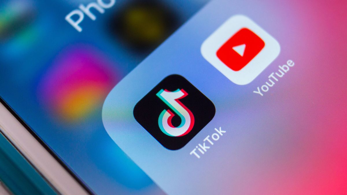 🔍New research alert! @FuJoMedia member @debbieging with colleagues from @AntiBullyingCen at @DCU investigate the role of algorithmic recommenders on YouTube Shorts and TikTok in promoting male supremacist influencers. Read the full report for insights; fujomedia.eu/publications/r…