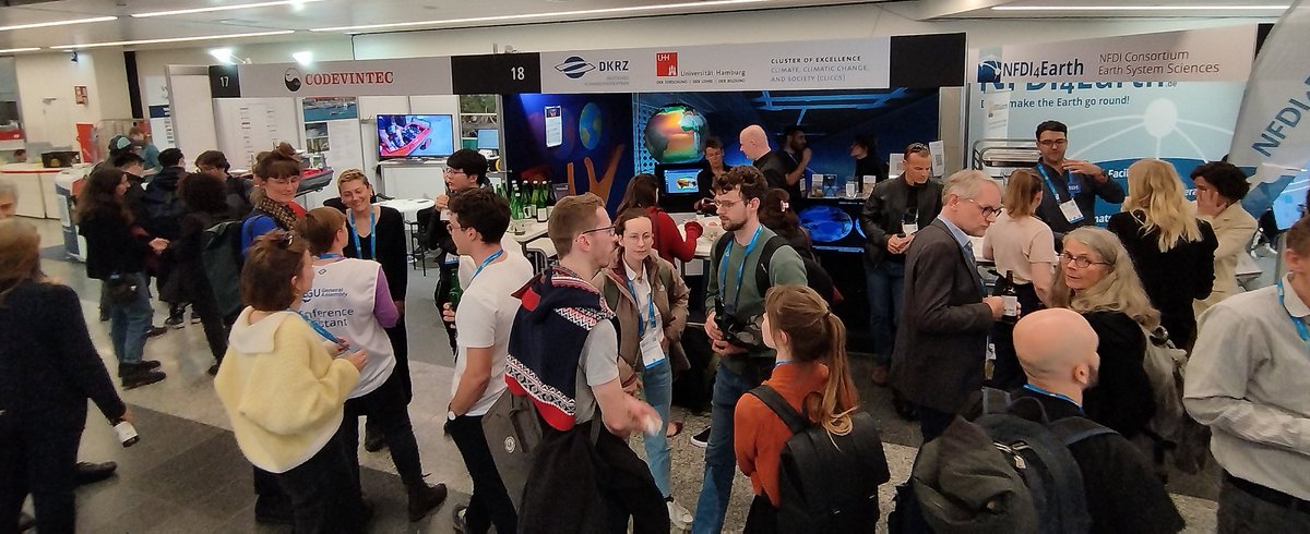 sebzub's tweet photo. Lots of #Science discussions, lots of @SICSSUHH Alumni, lots of new @CENunihh friends. It couldn't be better 😁. Well done @unihh 🎊 https://t.co/kblZncQvY5