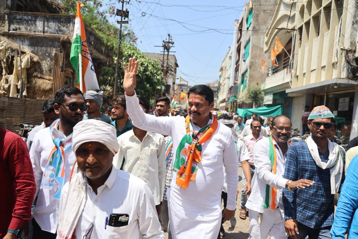 📍 गोंदिया शहर

आज महाविकास आघाडीतील भंडारा-गोंदिया लोकसभेचे उमेदवार डॉ. श्री. प्रशांत पडोळे यांच्या प्रचारार्थ गोंदिया शहरात आयोजित करण्यात आलेल्या पद्ययात्रेत सहभागी झालो. मामा चौकातून सुरु झालेली ही पदयात्रा पुढे नेहरू चौक, आंबेडकर चौक, गांधी चौक, गोरेलाल चौक, दुर्गा चौक