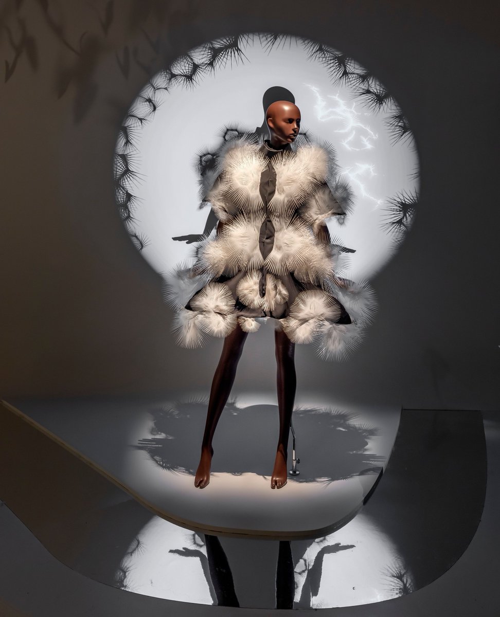 La robe Voltage, née de la collaboration entre #IrisvanHerpen et l'architecte Philip Beesley, est composée d'antennes de Mylar blanc découpées au laser créant une silhouette géométrique qui s'anime aux mouvements du corps.

#Expo_IrisvanHerpen⁠ > madparis.fr/Expo_IrisvanHe…