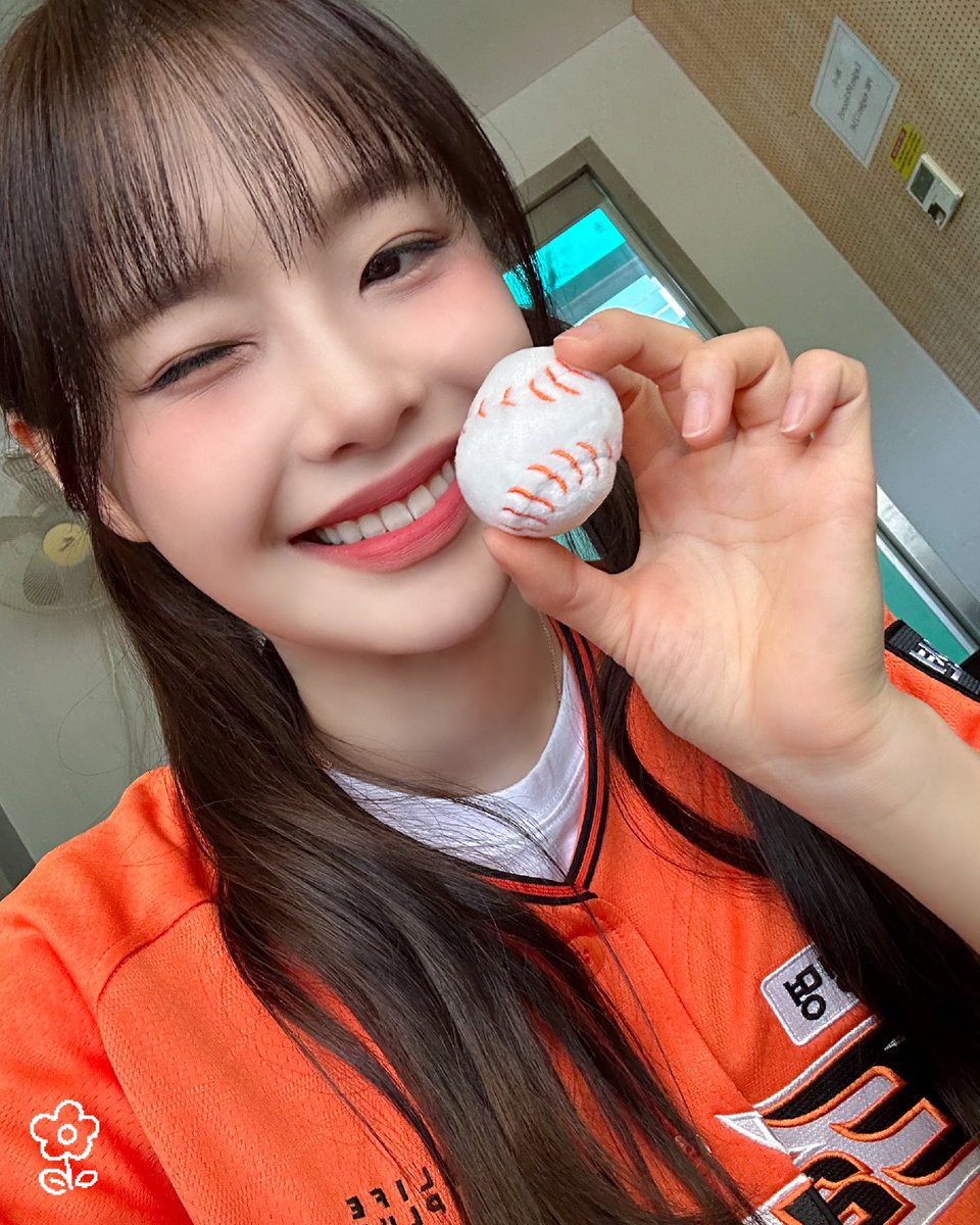 [📸]
#forKKOTI 2024 KBO Hanwha Eagles

🔗weverse.io/chuu/media/3-1…

#CHUU #츄