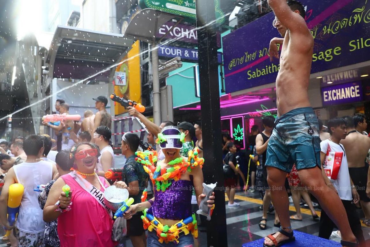 WVGIF's tweet photo. Adakah SONGKRAN Mesra-Muslim?

Pesta SONGKRAN —kebiasaannya disambut pada 13 atau 14 April— merupakan hari simbolik pergerakan matahari dari satu lambang astrologi ke lambang yang lain dan menandakan permulaan tahun baharu Thai. 

Tapi Muslim boleh sambut tak?
New Year jer kot... https://t.co/usMVTLSOTJ
