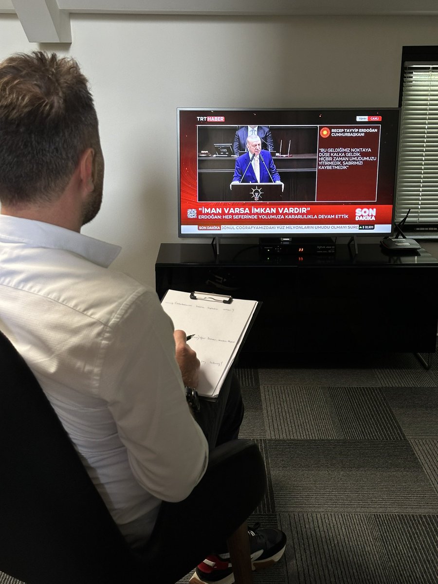 Cumhurbaşkanımız Erdoğan:
Milletimizin mesajını aldık, üzerinde çalışıyoruz ve gerekeni yapacağız.

Biz bitti demeden hiç bir şey bitmeyecek.