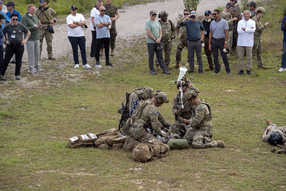 PJ_Tetsu's tweet image. 「SOSTって何？」てのを見たので、久しぶりにちょっと書いときます。

Special Operations Surgical Teams(SOST)はAFSOCに設立された最も新しい特殊作戦グループです。最前線での医療の提供に特化されており、どのような環境、時間帯、光源状況でも15分以内に高度医療を展開できる能力を有しています。