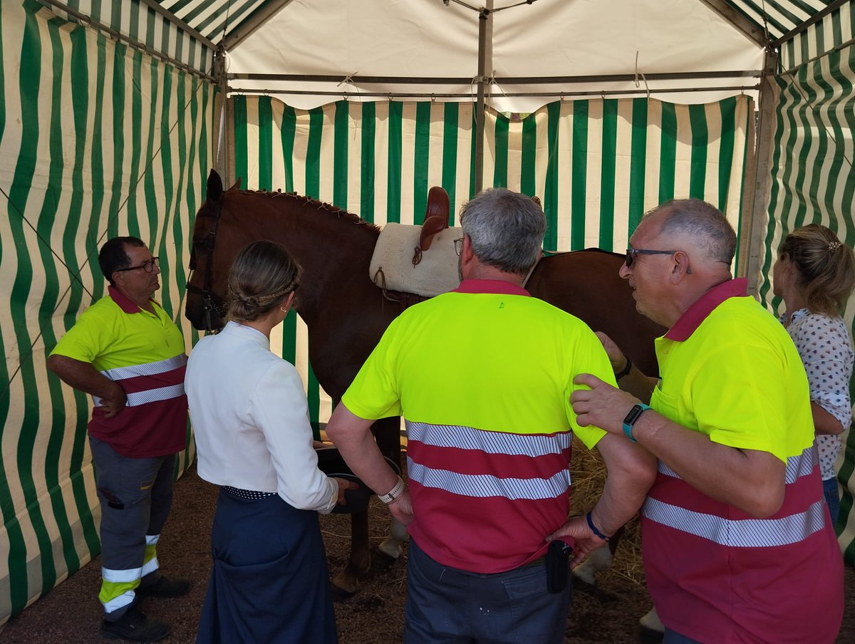 He visitado el punto de atención veterinaria, en el que los caballos son atendidos ante cualquier problema. 

Gracias a Evelin, nuestra veterinaria y a los profesionales del zoosanitario Javier, ManuelT, Emilio, Rafa, ManuelC, ManuelP y Rafael por vuestro esfuerzo y trabajo.