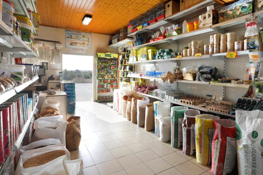 Sa Farinera
📍 Sant Francesc Xavier (#Formentera)
A family business that has been grinding grain and offering products for the countryside for over 65 years. The interior of the mill remains intact, using the same original millstone for grinding. 👏🏻

#EmblemàticsBalears