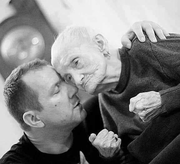 Ein Sohn nimmt seinen in die Jahre gekommenen Vater mit in ein Restaurant, um dort ein leckeres Abendessen zu genießen. Sein Vater ist ziemlich alt und deswegen auch schon etwas schwach. Während er isst fällt immer wieder mal etwas Essen auf sein Hemd und die Hosen. Die anderen