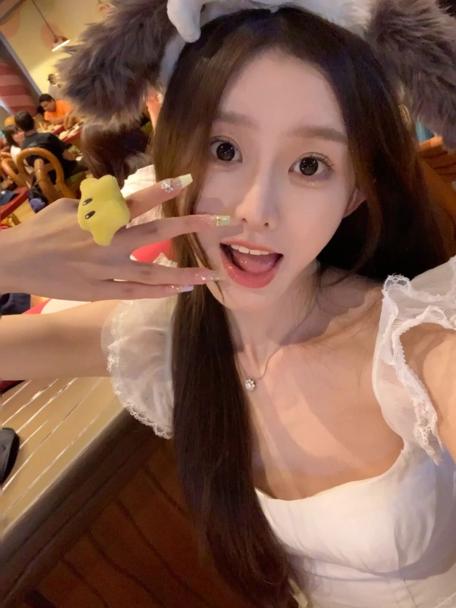 CrystalDep26375's tweet photo. 你在職場和社會上摸爬滾打幾年之後，就會發現自己何止是傻，簡直有點蠢。之前諸多幻想逐漸破滅，很容易陷入莫名的厭世、怠惰、自我懷疑裡 https://t.co/XmWX8uhvMD