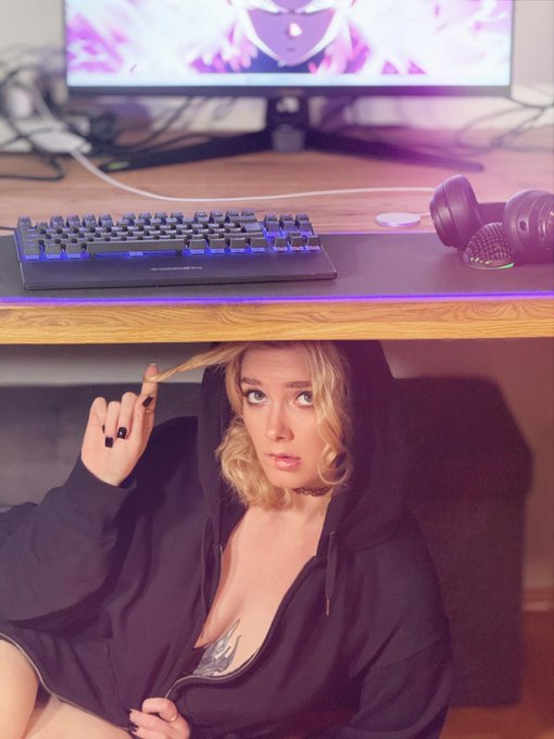 ladet mich bitte zu eurer lanparty ein, von mir gibts auch under desk support 🥵 https://t.co/qvhr8Ih