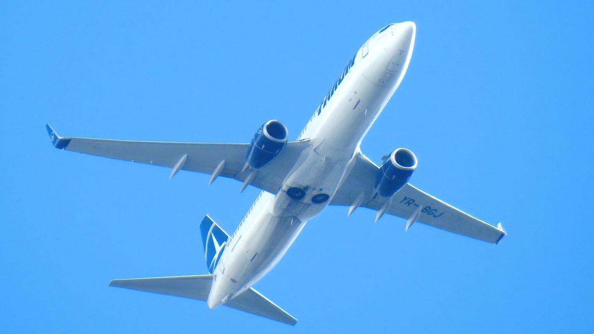 Tarom Boeing 737-800 🇷🇴YR-BGJ avoiding a rainshower inbound 🇳🇱Amsterdam Schiphol Airport this morning, so on an uncommon route. 6,000 ft.

#RO361 #ROT361U

#NLspot @NLspot🇳🇱