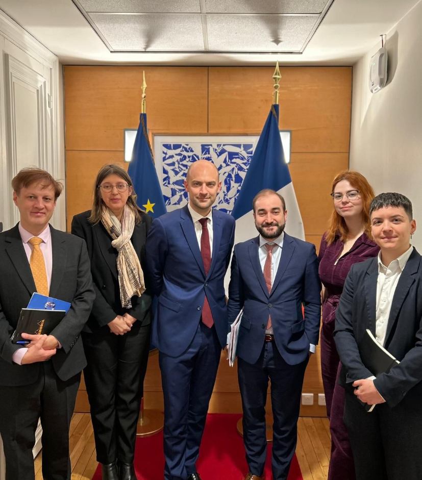 Le 9 avril, notre présidente, Karine Daniel, s'est entretenue avec <a href="/jnbarrot/">Jean-Noël Barrot</a> , ministre délégué chargé de l'Europe 🇪🇺.
Elle a rappelé l'importance du rôle de nos structures sur les territoires, sources d'informations et relais auprès des Français, de 0 à 99 ans. 🙋
<a href="/francediplo/">France Diplomatie 🇫🇷🇪🇺</a>