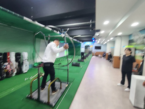 Proswing_Inc's tweet image. 경북안동 #용상골프연습장 회원 레슨용 #프로스윙머신 사용

proswing.kr
제품문의:1899-6637

#프로스윙기계 #골프스윙밸런스 #골프레슨장비 #골프스윙연습기구 #골프스윙궤도교정기 #골프스윙자세교정기 #드라이버연습도구 #아이언연습도구 #드라이버궤도교정 #아이언궤도교정