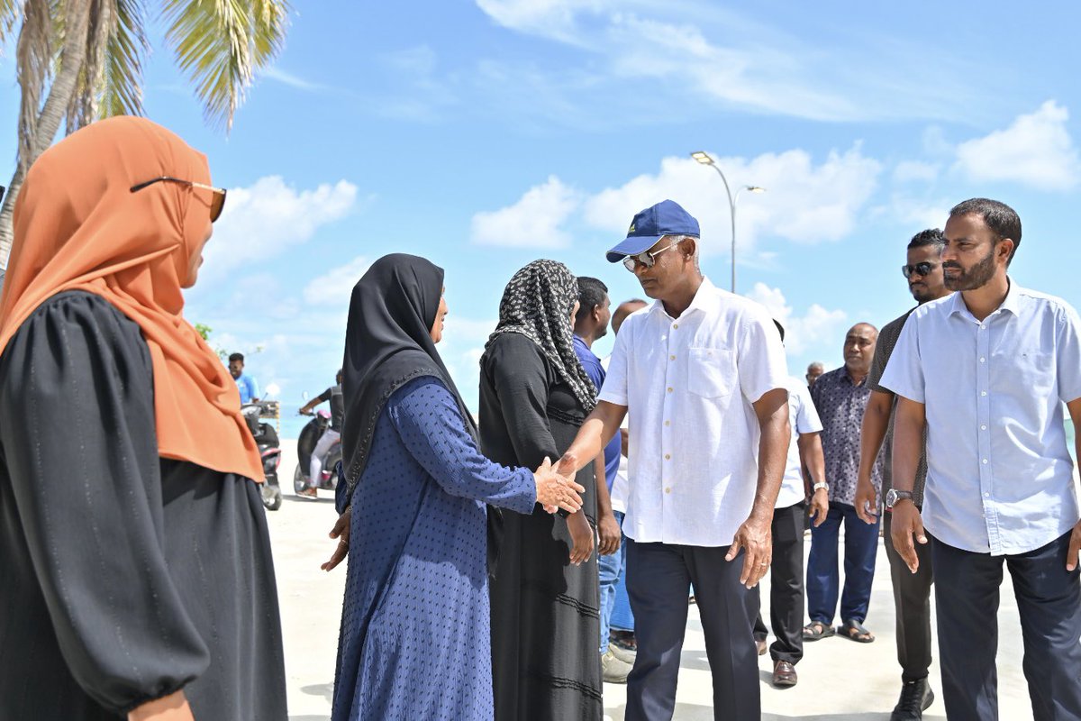 MDPSecretariat's tweet photo. މަޖިލިސް20 ހއ.އިހަވަންދޫ ދާއިރާއަށް ވާދަކުރައްވާ މިޕާޓީގެ ކެންޑިޑޭޓް  @MoamedArif ގެ ކެންޕެއިނަށް ރައީސް  @ibusolih ހއ.އިހަވަންދޫއަށް ވަޑައިގަތުމުން ހޫނު މަރުޚަބާ އެއް ދަންނަވައިފި. 

މިސްރާބު ހަމަ މަގަށް އެޅުވުމަށް ހއ.އިހަވަންދޫ ދާއިރާއަށް ވާދަކުރައްވާ އެމްޑީޕީގެ ކެންޑިޑޭޓް މުޙައްމަދު ޢާރިފް 1⃣ ✅ އަށް ވޯޓް ދެއްވާ!  ⚖️ 

  #VoteMDP
  #MisraabuHamaMagah