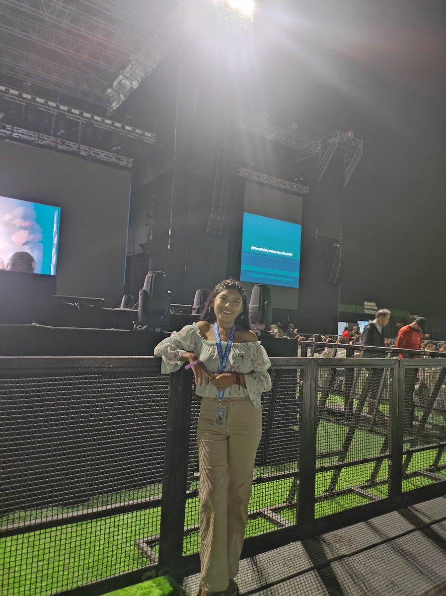 ailoviuuLaferte's tweet photo. Apenas salí del concierto y ya tengo depresión post-concierto, tenía tantas cosas que decirte en el M&amp;G pero los nervios me ganaron, gracias por esta noche. Me alegro que te gustó mi regalo, te amo. Vuelve pronto que por ti las 16hrs de viaje valen la pena. https://t.co/qfZWAZb98x