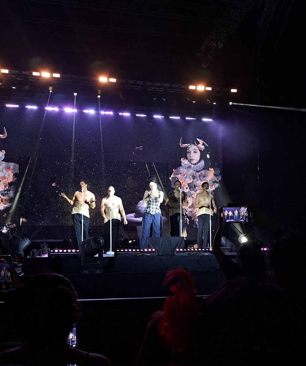 ailoviuuLaferte's tweet photo. Apenas salí del concierto y ya tengo depresión post-concierto, tenía tantas cosas que decirte en el M&amp;G pero los nervios me ganaron, gracias por esta noche. Me alegro que te gustó mi regalo, te amo. Vuelve pronto que por ti las 16hrs de viaje valen la pena. https://t.co/qfZWAZb98x