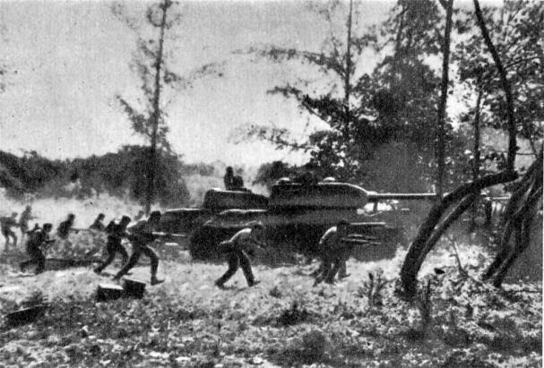 El 17 de abril de 1961 Fidel Castro se subió a un tanque y se implicó personalmente para detener la invasión perpetrada por la disidencia cubana más reaccionaria adiestrada y dirigida por la CIA. Desenlace; las tropas cubanas derrotaron por tierra, mar y aire al ejército invasor.