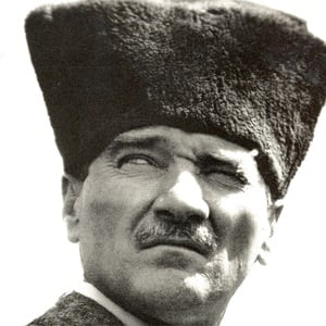Atatürk en çok da ülkeyi entrikacılardan kurtardı: 'Türk Cumhuriyeti,...saltanat ve hilâfet tarihini yıktı. Bu mücadelenin asıl amaçlarından biri de, zayıf olanları zorbaların baskısından ve entrikacıların âleti olmaktan kurtarmak ve ulusu kendi kaderine sahip kılmaktır.'