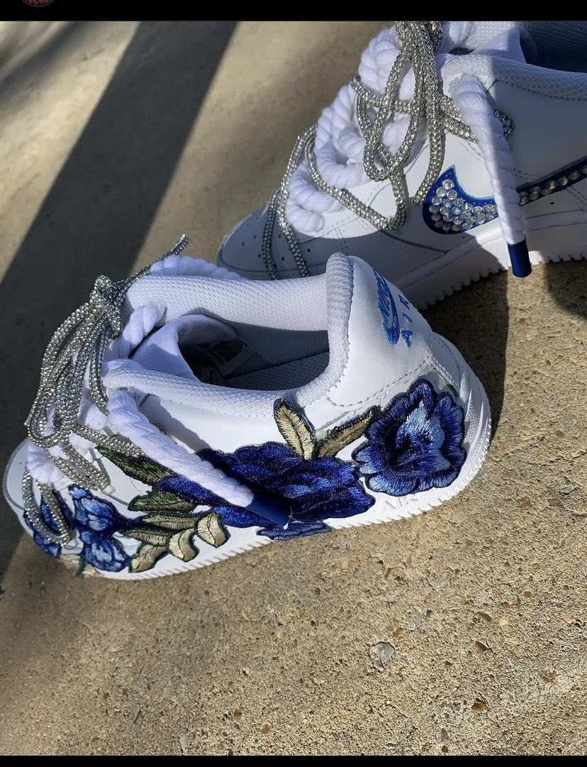TataMadeCustoms's tweet photo. Floral prom kicks 💙🔥 
#tatamadecustomz #customaf1 #custommade #blackowned #smallbusiness #prom https://t.co/RbJGptfGgQ