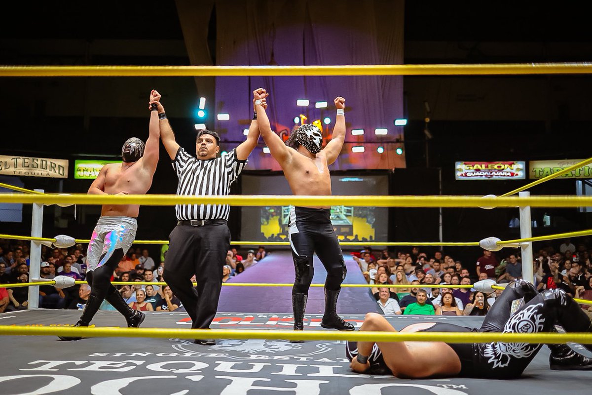 The rivalry between Star Black and Gallero reignited in the ring, but with credit to Brillante Jr, they earned a huge victory over León and Bestia Negra in tonight's semi-main event.

🖥️ youtube.com/watch?v=ljH7_1…… 

#CMLL #MartesDeGlamourCMLL