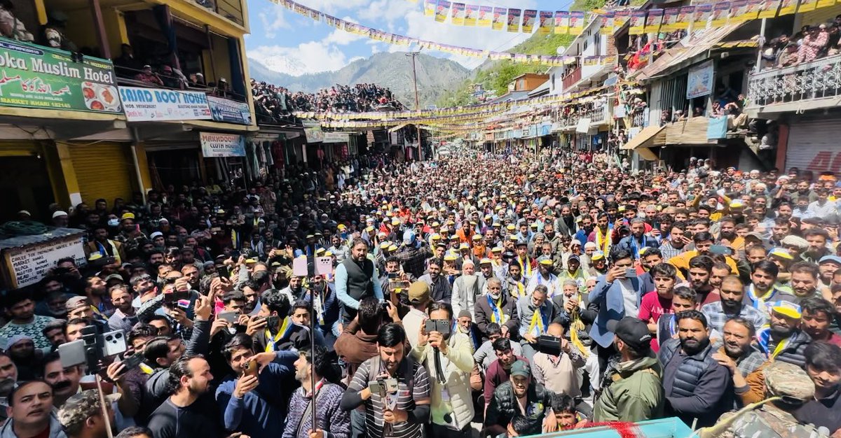 AzadWave's tweet photo. Congress, NC, PDP, BJP:- One Side.
One and Only DPAP:- Other Side.

The difference is clear..! 
DPAP for Udhampur Lok Sabha Seat..!
DPAP for J&amp;K...! 
@ghulamnazad https://t.co/eqbSnjbRUW