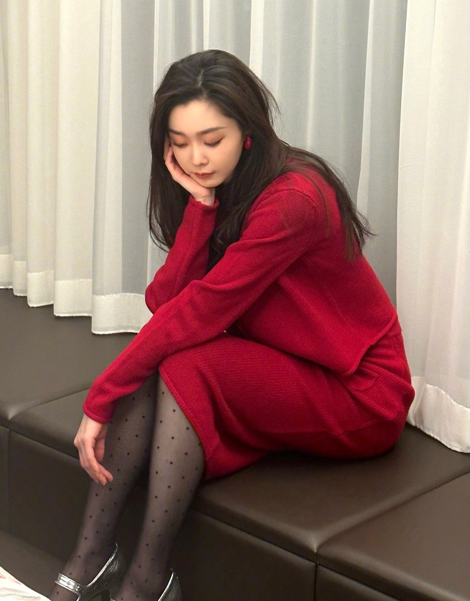 CangXingGe's tweet photo. 宋轶好像真的挺喜欢穿丝袜 https://t.co/WIXY57wX9O