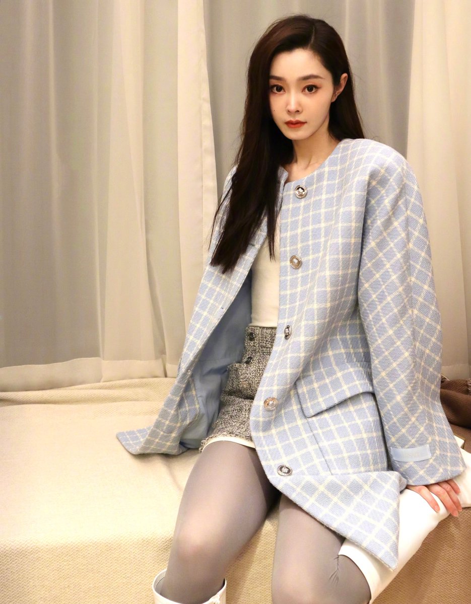 CangXingGe's tweet photo. 宋轶好像真的挺喜欢穿丝袜 https://t.co/WIXY57wX9O