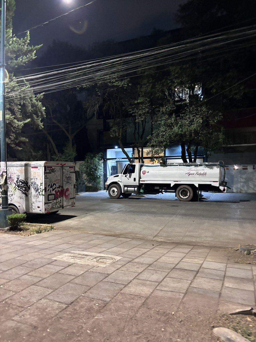 annielagos's tweet photo. El Ejército Mexicano — armado, claramente —ha instalado una planta potabilizadora móvil en el Parque Arboledas, en la del Valle. Al parecer, la conectarán al pozo de la zona. Se siguen viendo pipas afuera de los edificios, garrafones... 💧

Estas imágenes de un ciudad sedienta… https://t.co/GSiK5uYdoq