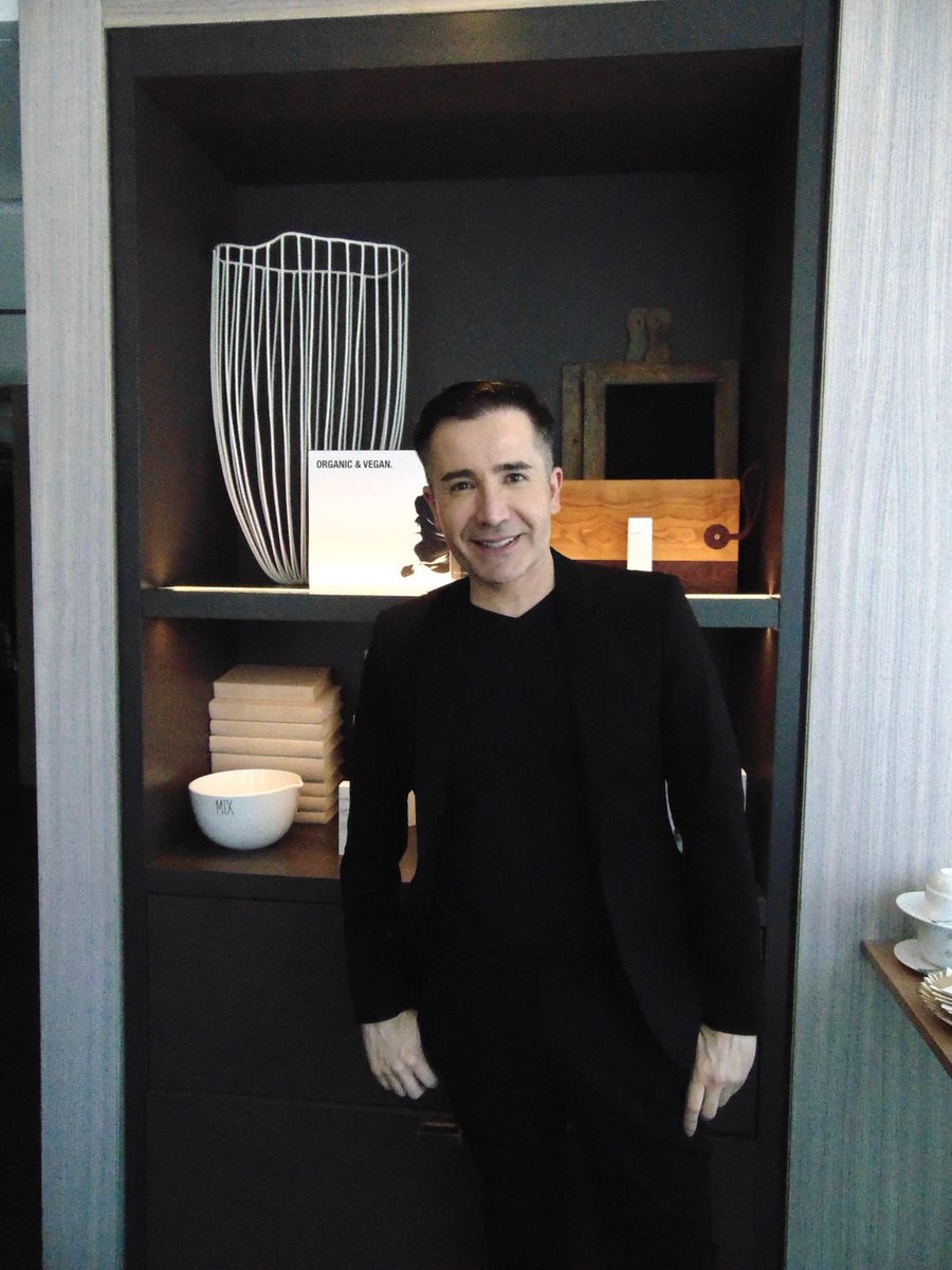 FoodandTravelMX's tweet photo. Platicamos con Steven Bullon, fundador de #Scens, para que nos diera un top 3 de productos imprescindibles para armar una rutina de skin care de viaje. Porque para cuidar tu piel en cualquier rincón del mundo, no hace falta cargar con un sinfín de productos. https://t.co/0pwpv4bZCQ