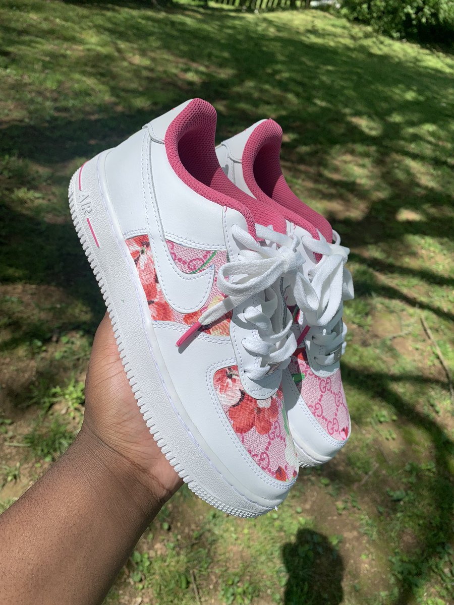 TataMadeCustoms's tweet photo. Pink Gucci 
#Gucci #PinkFriday #women #custom #floral #notthesame #wedontwearplainaf1 #SmallBusiness #BlackOwned #custommade #tatamadecustomz https://t.co/YyW7JCOE9h
