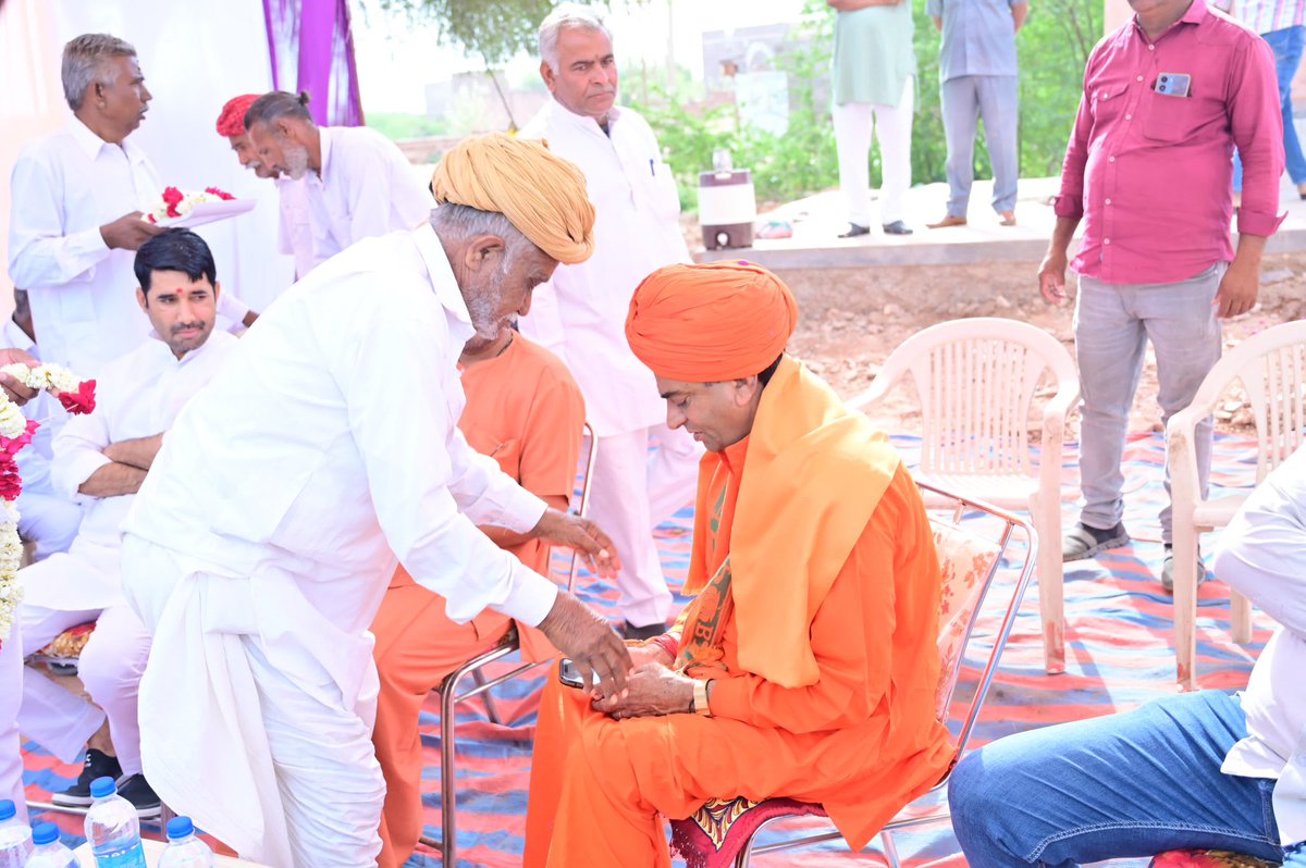 PratapPuriJi's tweet photo. पोकरण शहर के रामदेवसर तालाब के पास स्वर्गीय मुकेश जी माली की स्मृति में उनके परिवार जनों द्वारा बनाए गए जल मंदिर का लोकार्पण किया। इस मौके पर पुनीत आत्मा को भी श्रद्धासुमन अर्पित किए। 

ऐसे पुनीत कार्य करने वाले मनुष्य समाज को भी प्रेरणा देने का कार्य करते हैं।

@BJP4Rajasthan https://t.co/EKxO6ybfSN
