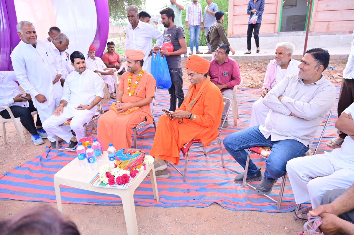 PratapPuriJi's tweet photo. पोकरण शहर के रामदेवसर तालाब के पास स्वर्गीय मुकेश जी माली की स्मृति में उनके परिवार जनों द्वारा बनाए गए जल मंदिर का लोकार्पण किया। इस मौके पर पुनीत आत्मा को भी श्रद्धासुमन अर्पित किए। 

ऐसे पुनीत कार्य करने वाले मनुष्य समाज को भी प्रेरणा देने का कार्य करते हैं।

@BJP4Rajasthan https://t.co/EKxO6ybfSN