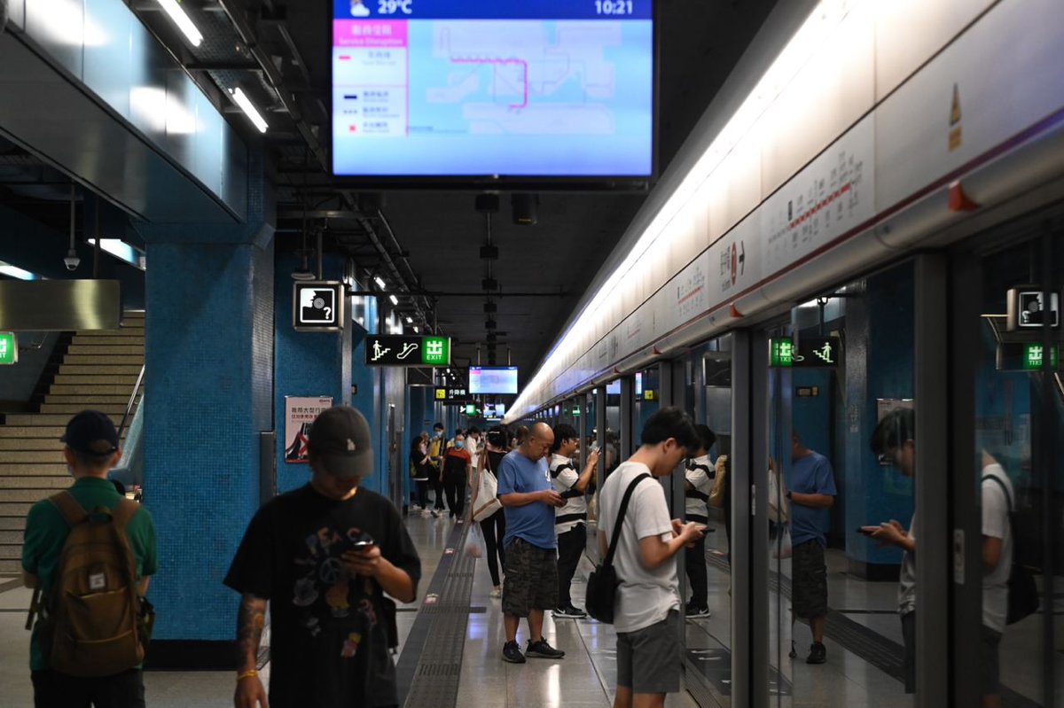 港鐵荃灣綫長沙灣站早上列車故障 延誤約20分鐘 bit.ly/3U0gLw0