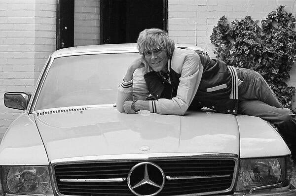 Remembering Billy Fury, singer, songwriter, musician, actor and life-long petrolhead, born #OnThisDay in 1940, and gone too soon. 📷 Outside Eden Studios, Chiswick, April 1982 (Mirrorpix). #BillyFury @BillyFuryMuseum #MercedesMittwoch