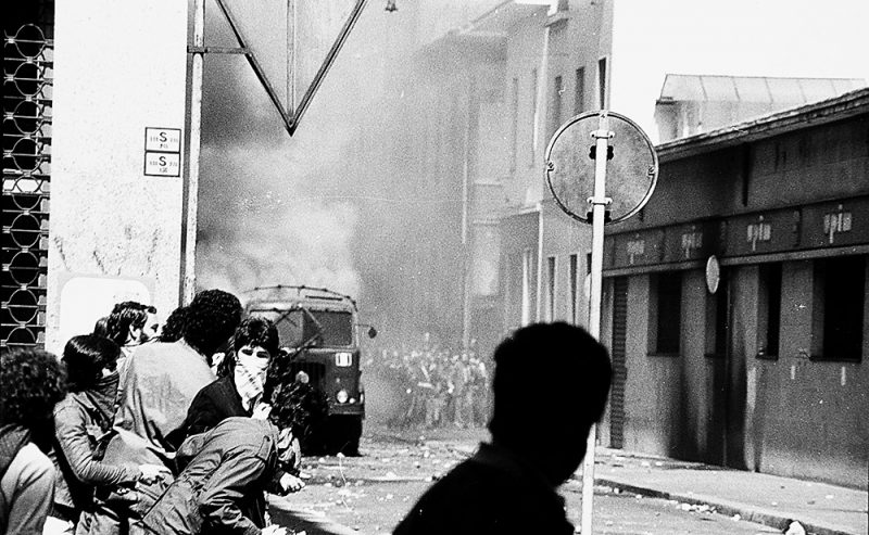 #OtD 17 Apr 1975 a widespread rebellion erupted in Milan following the murder of a socialist by a fascist the day before. Fighting lasted days as fascist offices and meeting places were stormed and burnt down while fascists were attacked in the streets stories.workingclasshistory.com/article/11085/…