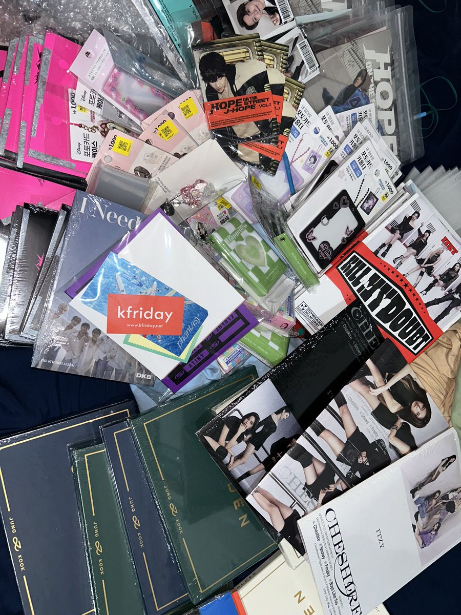 Bearbuhh's tweet photo. Box #12 thank you so much @kfridayofficial always is very careful receive my box, Im so happy thank you 💕💕💕💕💕 I can't stop recommending you and continuing to order boxes from you.😌 https://t.co/KF7Foo7W2Y