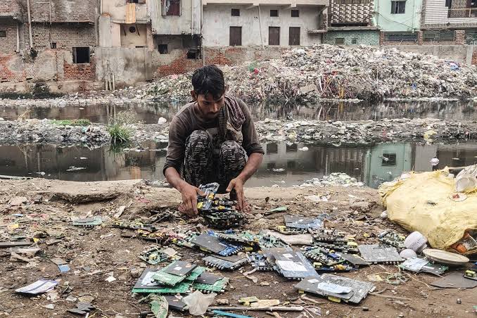 PM Modi was sad that India is the 3rd largest generator of e-waste

So he set out to solve it by increasing repair & recycling of e-waste

The crazy part? This will generate over $20 bn per annum & create 5 mn jobs!

THREAD: How India can become a global Refurbishment Hub🧵
