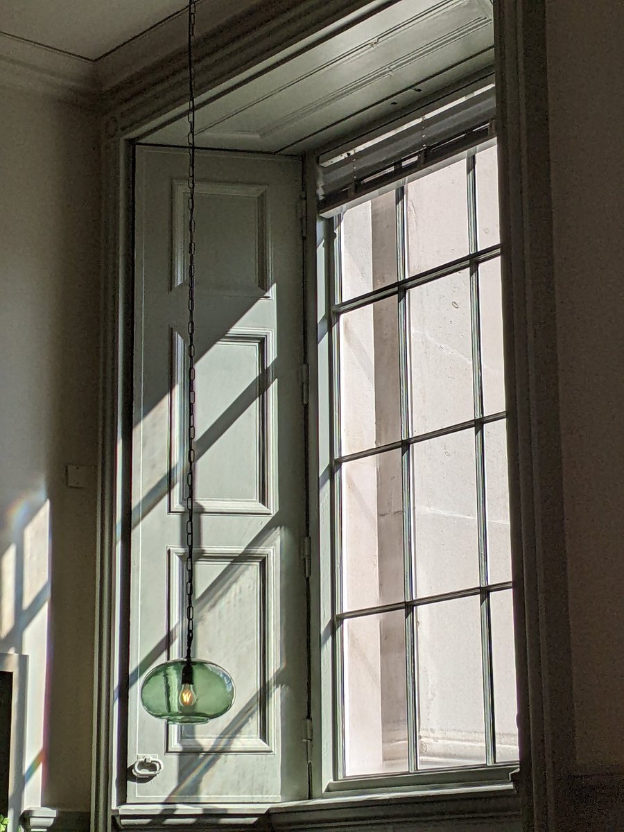 BooksTeaFilms's tweet photo. In the National Gallery, London 
#WindowsOnWednesday https://t.co/LXpzH94Gdl