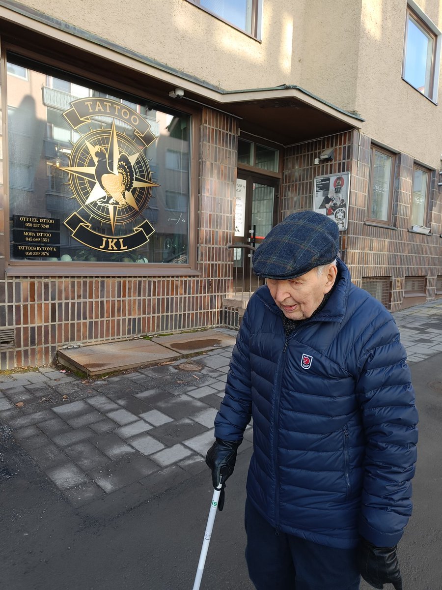 MarttiWilhelms's tweet photo. Iltapäiväkävelyllä appiukon kanssa. "Käännytään takaisin siinä  pullapuodin kohdalla". Nykyisellään siis tatuointistudion kohdalta. 
#toimialat #muutos #Vartinkeskusta #jyväskylänsydämmessä https://t.co/cwWfh5yG7L