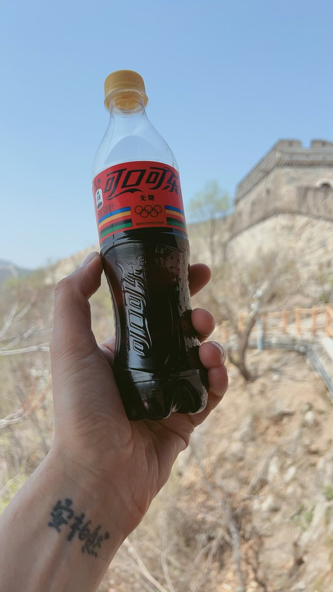 AndyBxxx's tweet photo. I just bought a Coke Zero on the Great Wall for 25 yuan. 

“这是我买过最贵的一瓶可乐，” I said to the man. 

“也是最好喝的！” he quickly snapped back. 

That’s after I asked him if he was charging me 老外价格，and he said that would be double. 😂 https://t.co/loq8pUX2WV