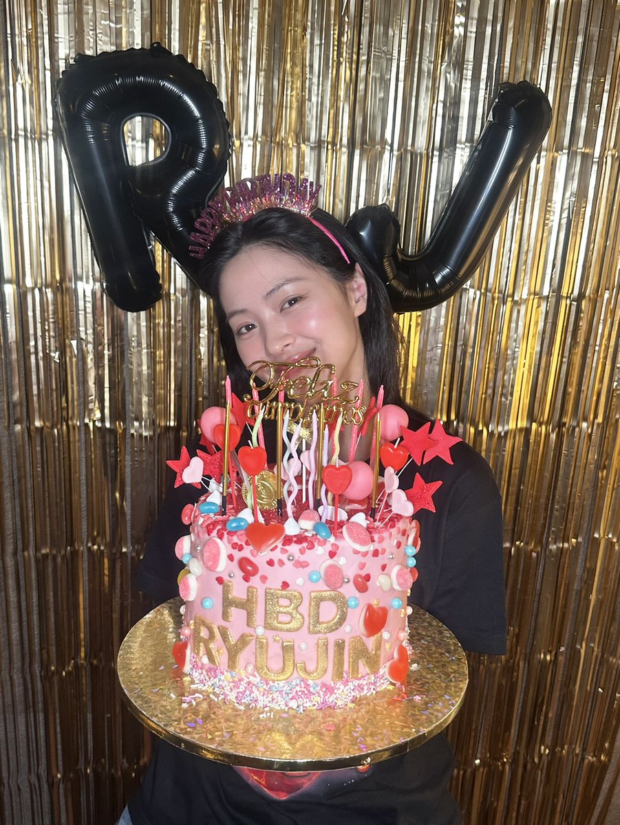 ITZYofficial's tweet photo. Message from #RYUJIN to #MIDZY 💌

믿지!! 오늘 같이 생일 축하해줘서 고마워요오🍬
다들 푹 자고 내일도 좋은 하루 보내요오

#ITZY #MIDZY @ITZYofficial
#HappyRyujinDay #류진
#어느날보다_빛날_류진이의_하루
#벚꽃과_함께_류진이도_피어난다
#AprilPrincessRYUJINDay https://t.co/D9ysq2Yrd2