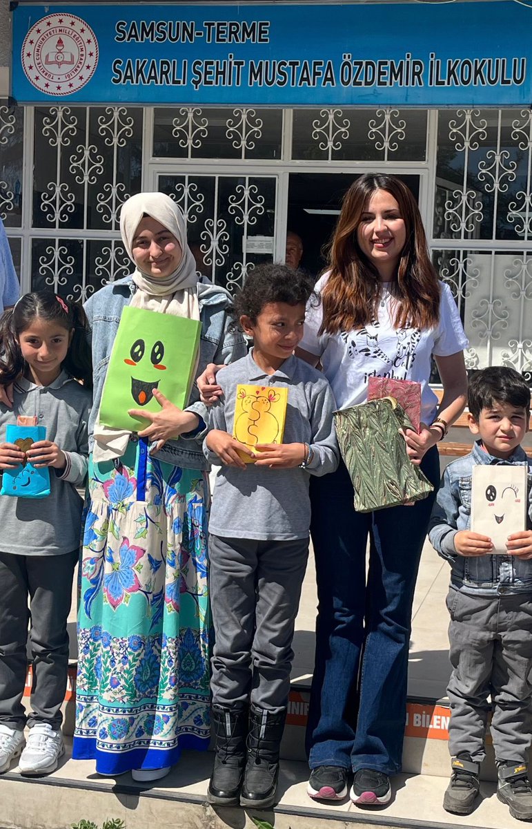 SamsunKYGM's tweet photo. “Küçük Kalplere Büyük Yarınlar” projesi kapsamında Gülcemal Hatun ve Terme Yurdu gönüllü öğrencileri ihtiyaç sahibi köy okulu öğrenciler için topladıkları kitap ve kırtasiye malzemelerini minik öğrencilere ulaştırdılar. 

#KYGMGönülBağı 
#GSByurtları https://t.co/4wRx8C2qhZ