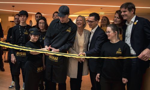 LaurentAlaus's tweet image. #RSE x #Handicap

A lire !

Un comptoir Café Joyeux ouvre ses portes à Canal +
↪informations.handicap.fr/a-cafe-joyeux-…

« Nous avons la responsabilité particulière de mettre en lumière, à travers nos programmes, les initiatives inspirantes et les porteurs de projets qui œuvrent pour une…