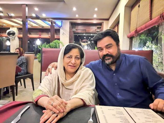 MAbdullahGul's tweet photo. 🚨 عادل راجہ نے والدہ  کو بریگیڈیئر راشد نصیر سے صلاح کا ٹاسک دے دیا۔
♦️ بیچاری والدہ دو دن سے بریگیڈیر راشد کے عزیزوں کی منتیں سماجتیں ، ترلے کر رہی ہیں۔
♦️ برطانیہ میں بھی عادل کی بیوی سبین اور ماموں ڈاکٹر ZU Khan بریگیڈیئر راشد کے تعلق والوں کے گھر اللہ کے واسطے اور دوہائیاں دیتےپہنچ گئے۔
♦️ بریگیڈیر راشد کے عزیزوں نے تحریری اور سوشل میڈیا پر معافی کا مطالبہ کر دیا۔
🚨📣 عادل کے انتہائی قریبی عزیز نے بتایا کہ مسلہ 35 لاکھ جرمانہ کا نہیں بلکہ مزید criminal کاروائی نہ کرنے کا ہے 
🛑 کیونکہ عدالتی حکم میں مزید کاروائی کا واضع لکھا ہے اور اس صورت میں برطانیہ بدر کےساتھ ساتھ قید بھی ہو سکتی ہے۔
⏰ عادل کو برطانوی عدالت نے آج شام 4 بجے تک کا وقت دیا ہے اور تمام اپیلیں مسترد کر دی ہیں۔