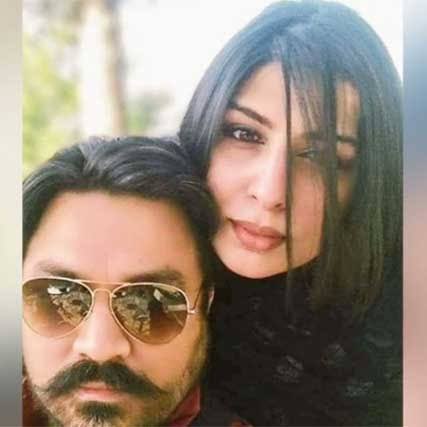 MAbdullahGul's tweet photo. 🚨 عادل راجہ نے والدہ  کو بریگیڈیئر راشد نصیر سے صلاح کا ٹاسک دے دیا۔
♦️ بیچاری والدہ دو دن سے بریگیڈیر راشد کے عزیزوں کی منتیں سماجتیں ، ترلے کر رہی ہیں۔
♦️ برطانیہ میں بھی عادل کی بیوی سبین اور ماموں ڈاکٹر ZU Khan بریگیڈیئر راشد کے تعلق والوں کے گھر اللہ کے واسطے اور دوہائیاں دیتےپہنچ گئے۔
♦️ بریگیڈیر راشد کے عزیزوں نے تحریری اور سوشل میڈیا پر معافی کا مطالبہ کر دیا۔
🚨📣 عادل کے انتہائی قریبی عزیز نے بتایا کہ مسلہ 35 لاکھ جرمانہ کا نہیں بلکہ مزید criminal کاروائی نہ کرنے کا ہے 
🛑 کیونکہ عدالتی حکم میں مزید کاروائی کا واضع لکھا ہے اور اس صورت میں برطانیہ بدر کےساتھ ساتھ قید بھی ہو سکتی ہے۔
⏰ عادل کو برطانوی عدالت نے آج شام 4 بجے تک کا وقت دیا ہے اور تمام اپیلیں مسترد کر دی ہیں۔