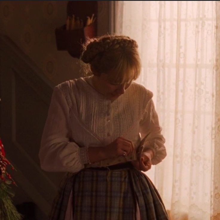 "เอาเถอะ ไม่มีใครรู้หรอก"

เธอกล่าวขณะที่สวมชุดของสาวใช้ที่ยืมมา อย่างไรเสียเธอก็ไม่ได้โดดเด่นจนใคร ๆ จดจำได้เสียหน่อย...กระมัง?

หลังจากหยิบอุปกรณ์วาดภาพขนาดพกพาแล้ว เธอก็ย่องออกไปทางประตูหลัง

เอาล่ะ...วันนี้เธอต้องร่างอะไรกลับมาได้ซักภาพ-