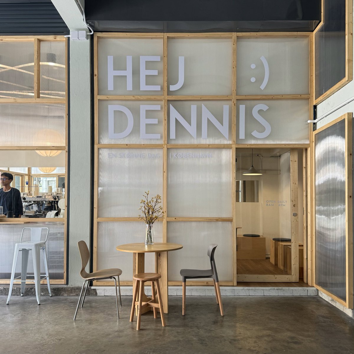 Someday In Copenhagen
Coffee stand เล็กๆ กึ่ง open air ใต้ตึกบนถนนเชื้อเพลิง ที่มาแล้วได้ฟีลเหมือนไปคาเฟ่แถบสแกนดิเนเวีย ทั้งเมนู เมล็ดกาแฟ การตกแต่ง รวมไปถึงเจ้าของร้านก็เป็นอดีตบาริสต้าอยู่ที่ Oslo ด้วย! เครื่องดื่มมีทั้งกาแฟ และ non coffee หลายเมนู รวมไปถึงเบเกอรี่ด้วย