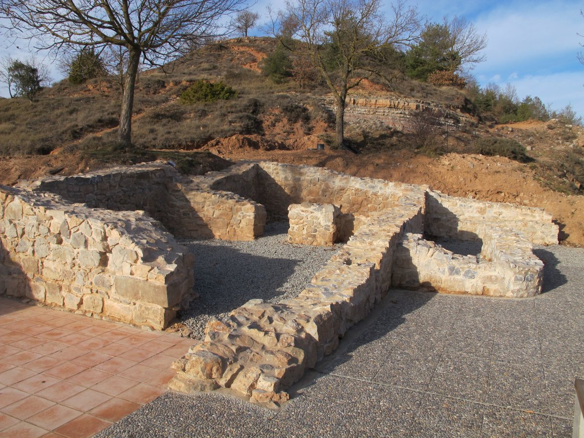 Bon dia #patrimonideldia! Avui les restes arquitectòniques de Sant Pere del Coll de la Crosa de l'#Estany. Aquesta església es va erigir cap al 1485 i sembla que ja degué quedar enrunada entre els ss. XVII i XVIII: patrimonicultural.diba.cat/element/sant-p… #mapespatrimoni @viulestany @CulturaDIBA