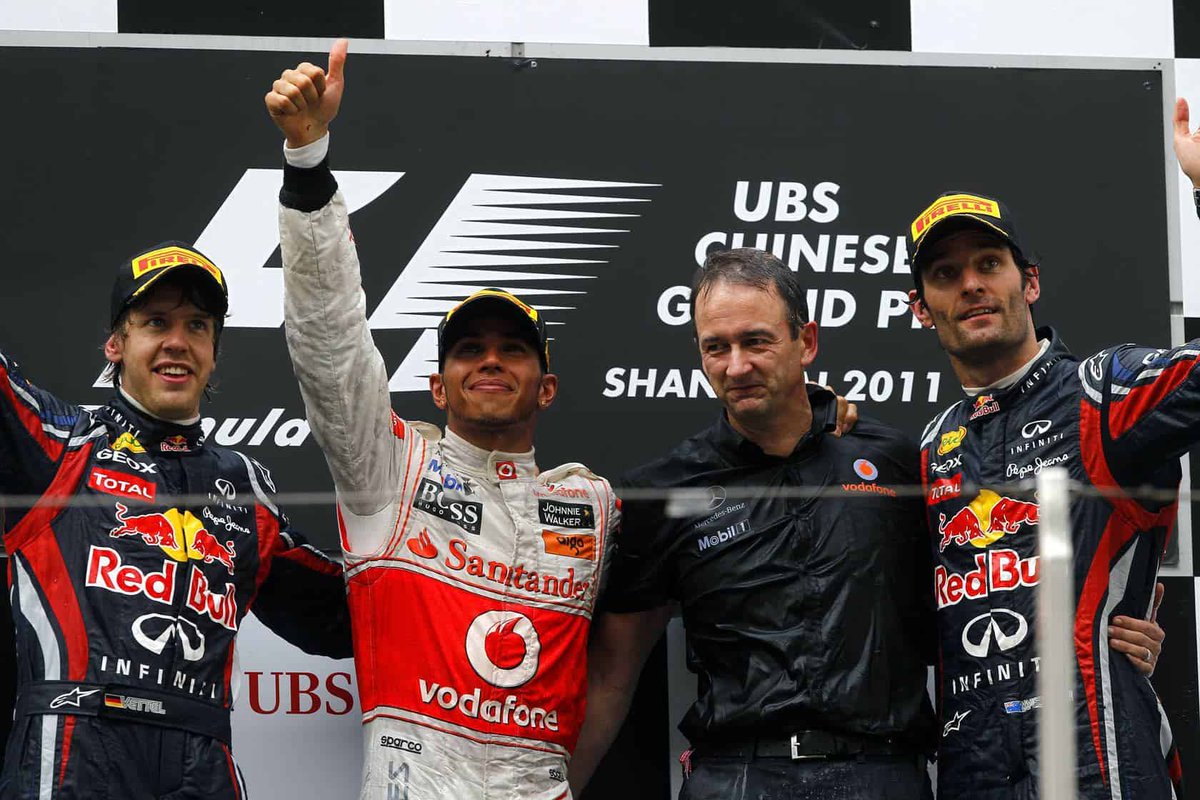 En 2011 se corría el GP de China en Shanghai. Lewis Hamilton (McLaren MP4/26) lograba su 15ª victoria por delante de los Red Bull RB7 de Sebastian Vettel y Mark Webber.