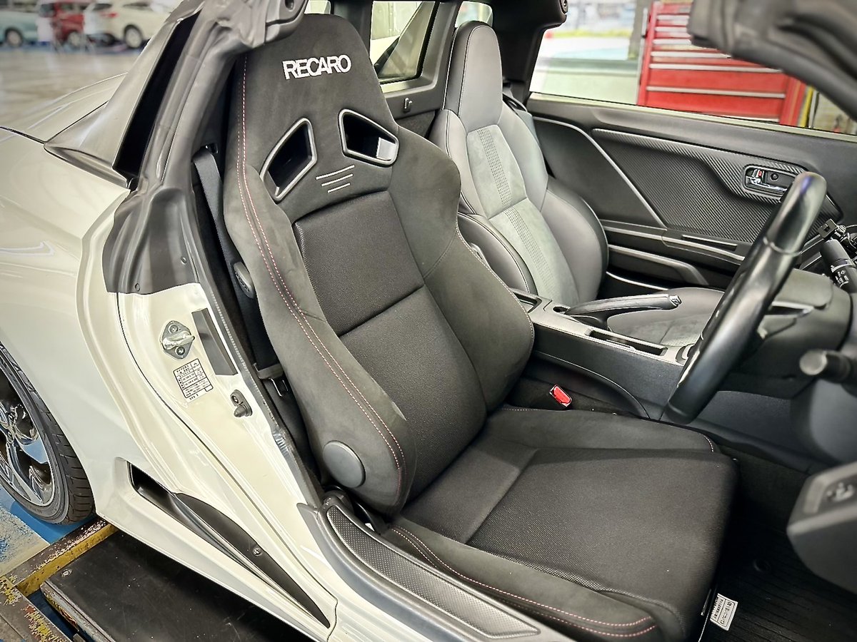 mcota0911's tweet photo. HONDA S660にRECARO SR-7F ASM IS-11を装着為せて頂きました
KAWAI WORKSのレールを使って装着させて頂きました
ショルダーやコンソールなどに若干干渉しますが
シートスライドは問題なく可能になります。
ドアの開閉も跳ね返される事はなく閉めて頂く事が出来ます
#S660
#RECARO
#SR7F
#AUTOBACS https://t.co/mPjOh9CoNa
