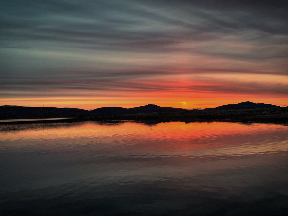 Grand Rising lovely people in my phone.

#WednesdayMotivation #grandrising #GoodVibesOnly #sunrise #spring #StormHour #jefinuist #outerhebrides #scotland